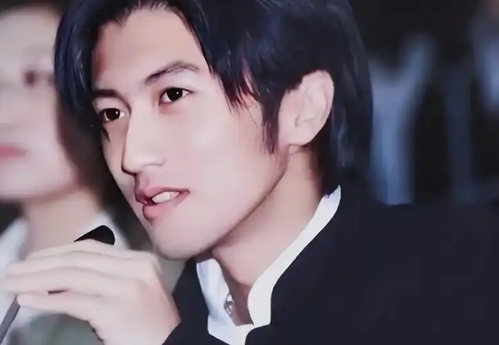 为什么谢霆锋那么爱王菲?你看他14岁做了什么就懂了