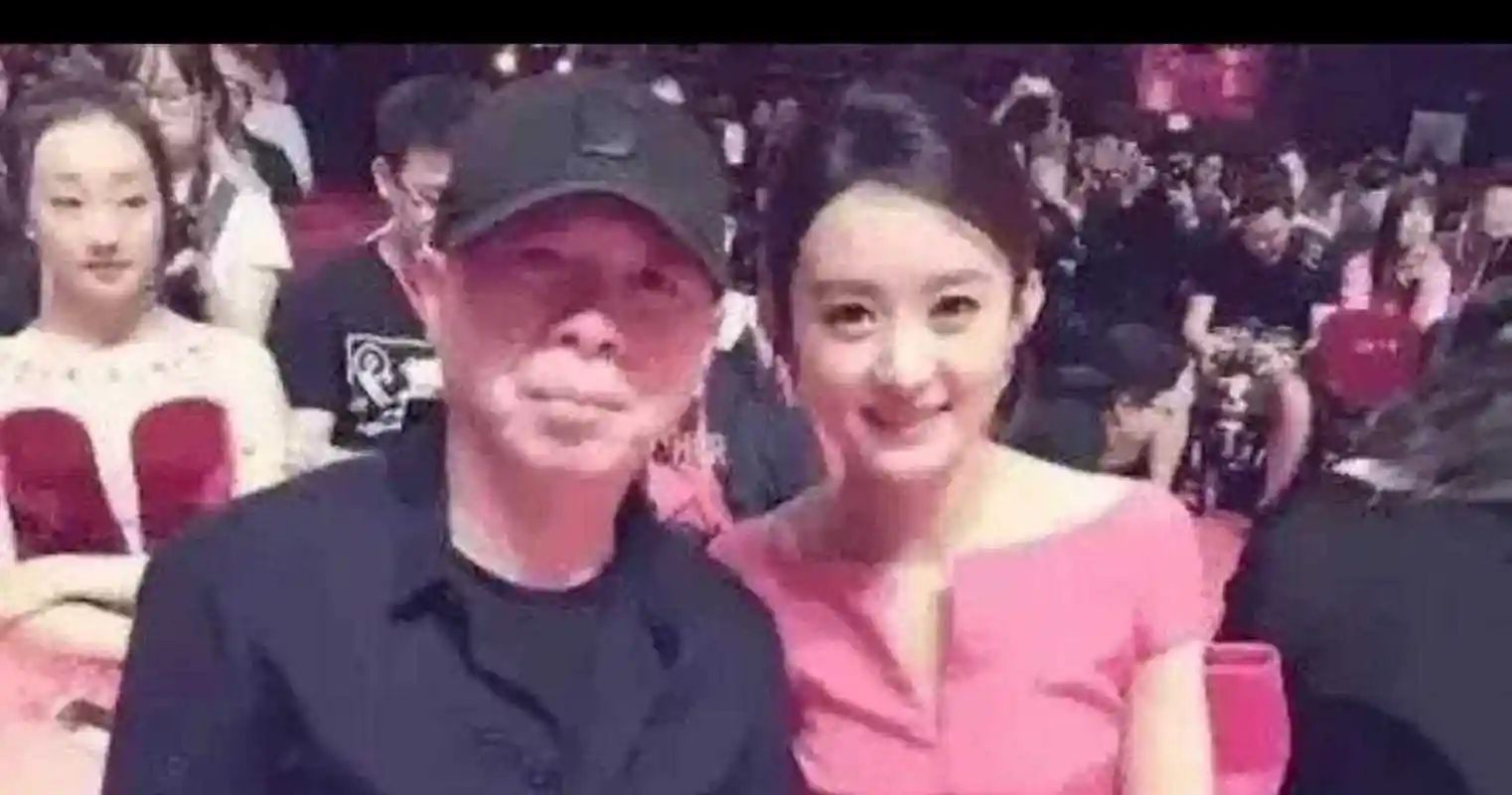 赵丽颖因为长得好看被朋友撺掇报名了雅虎搜星选秀比赛,也就是在这个