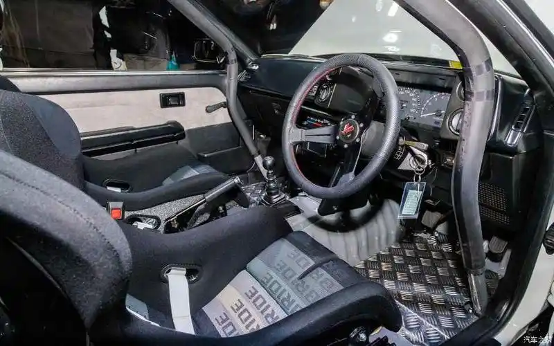 进入两款概念车的内部,丰田仍然保留了ae86经典的座