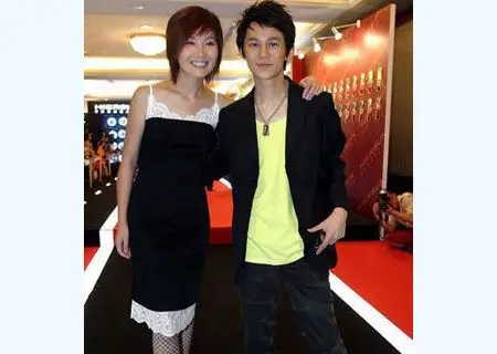 何炅与王菁的亲密照曝光,爆料称他们在一. 来自娱乐扒扒扒 - 微博