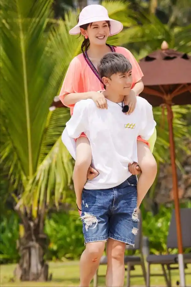 张杰谢娜带3个女儿游乐场玩耍,张杰单肩扛女儿,夫妻俩甜蜜自拍