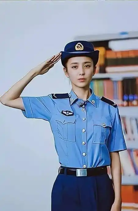 女明星"军装照":佟丽娅,赵丽颖精致可爱,杨幂惊艳_训练_军人_节目