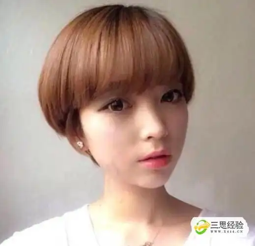 01简单的中短发烫发发型,搭配上厚重的齐刘海,轻松遮盖了额头的不足