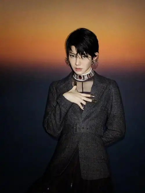 戚薇最新时尚杂志封面,换多套造型表现力超强,新发型太加分