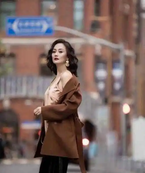 57岁李颖天生丽质,90年代的挂历女神美到惊艳,如今年轻貌美