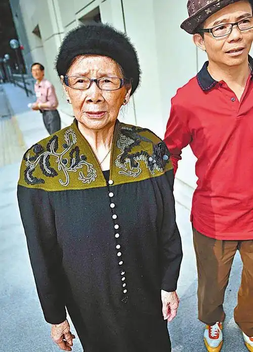 得偿所愿覃美金手执电话笑得一脸开心火速约大儿子出来喝茶