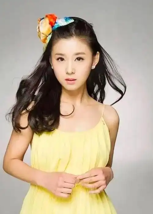 李小萌,惊艳迷人,端庄大方的写真照!__财经头条