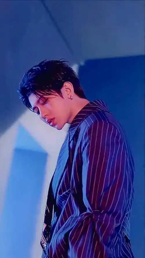 蔡徐坤哥哥的侧脸太精致啦