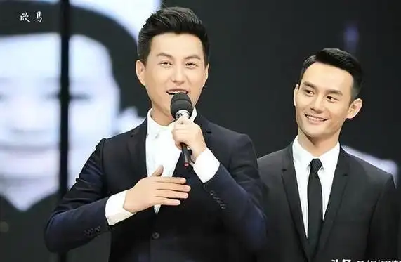 靳东算不算一流美男子?看他和黄晓明,胡歌等人的合照就有答案了