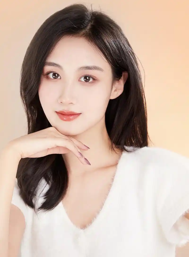 好像是位美妆博主,长得很漂亮,又特别会化妆,养眼