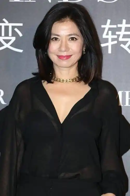 原创60多岁的钟楚红还是那么惊艳一袭黑裙优雅高级生图状态都很美