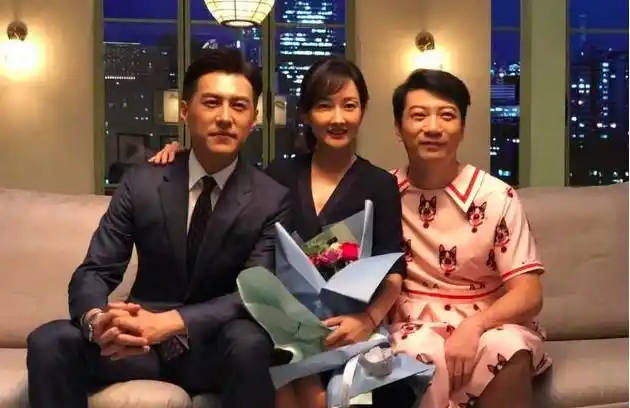 靳东穿西装拍戏与牛莉合影超绅士李佳老公一如既往帅气