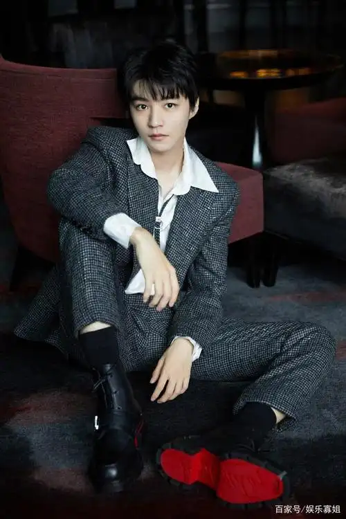 王俊凯出席disco派对,一身绅士灰色格纹套装,搭配衬衫和皮革领带,加上