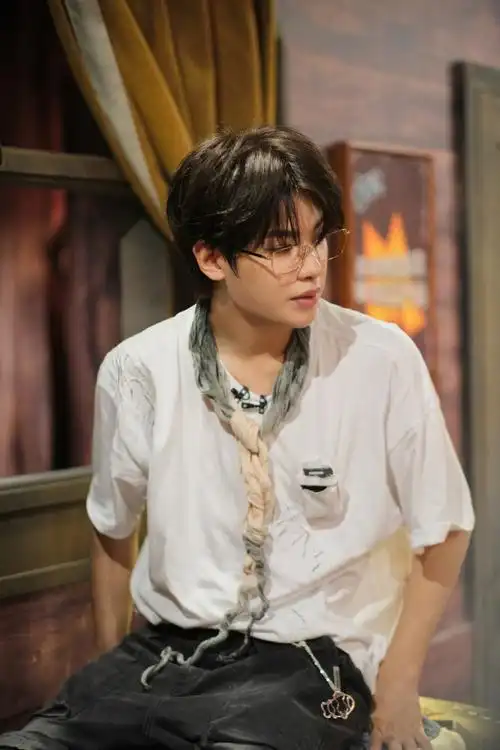 (上)高清剧照之黄明昊@jjjustin0219】戴着金属框眼镜的小贾超帅气