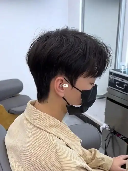 喜欢韩系发型的男生可以尝试这个发型