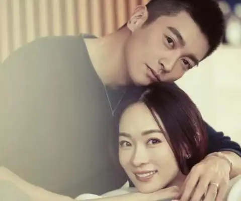 霍思燕夫妇在英国现身,公开展示爱意,表演环腰抱之举