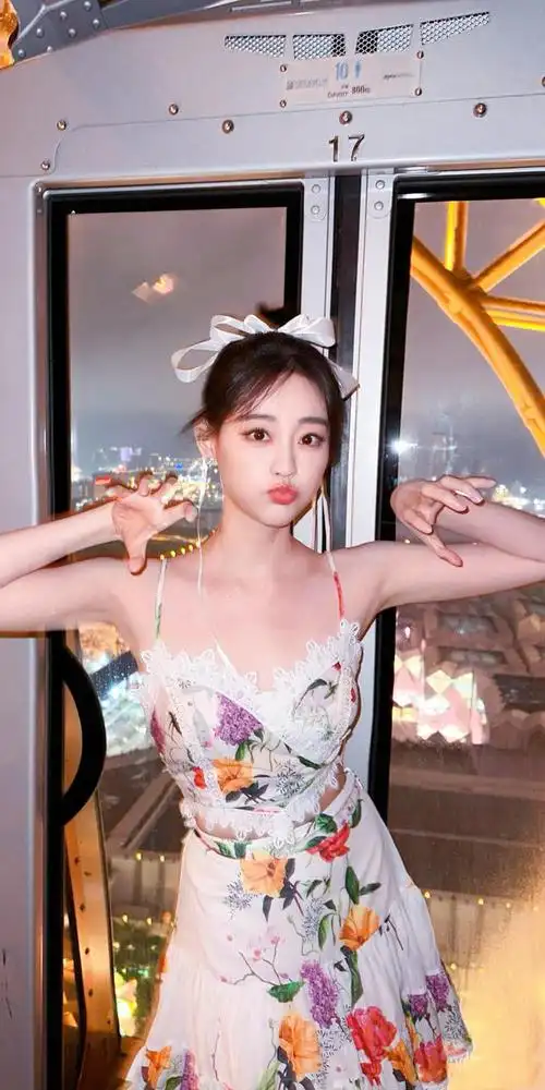 祝绪丹随拍美照一身清凉蝴蝶结露背裙夏日氧气感十足