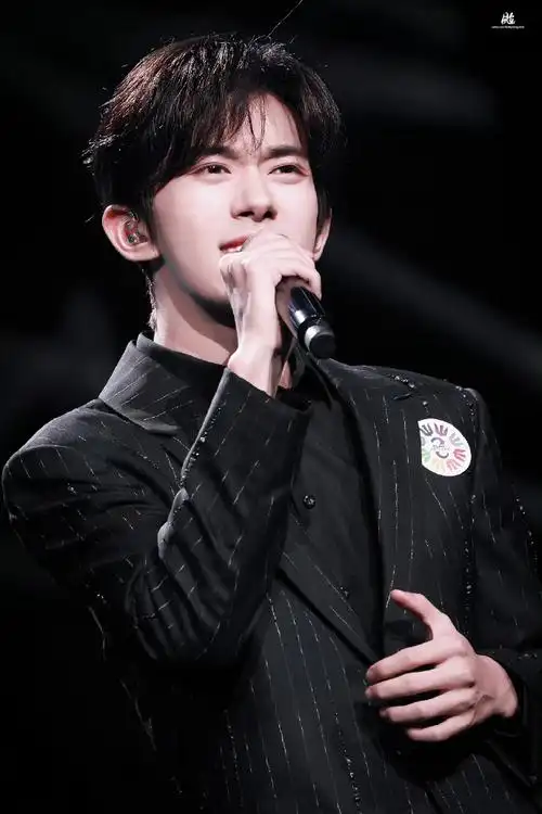 易烊千玺献唱不辞星海#  是怎么做到又酷又可爱的    @tfboys-易烊