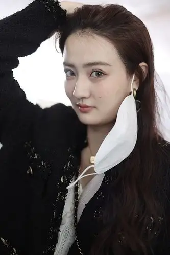 徐璐戴桃心耳坠少女感十足对镜卖萌玩撩发杀