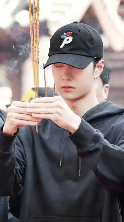 原创风起洛阳开机王一博状态极佳老板杜华亲自陪同这点很重要