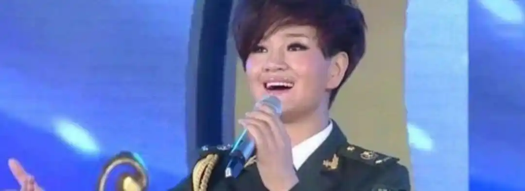 81建军节降央卓玛穿军装唱军歌第1次听太美了