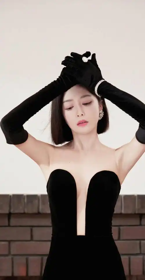 把秦岚美到尖叫的图发出来了花衬衫花裤子身材妖娆真会保养