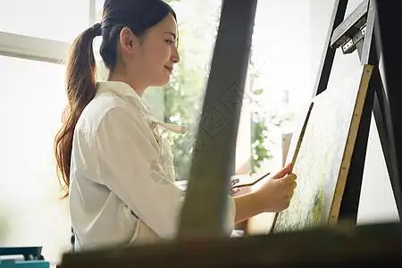 在画画的女生图片