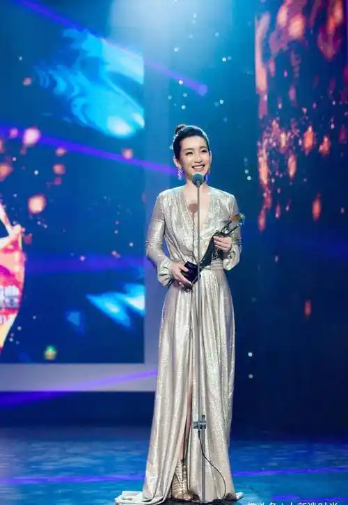 秦海璐中年时期愈发时尚,深v时尚裙也敢穿,开衩这么高不嫌尴尬_年龄