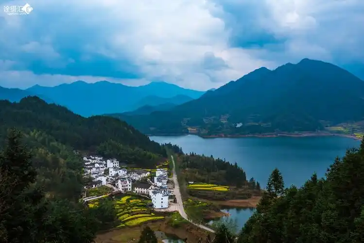 静谧的高山平湖