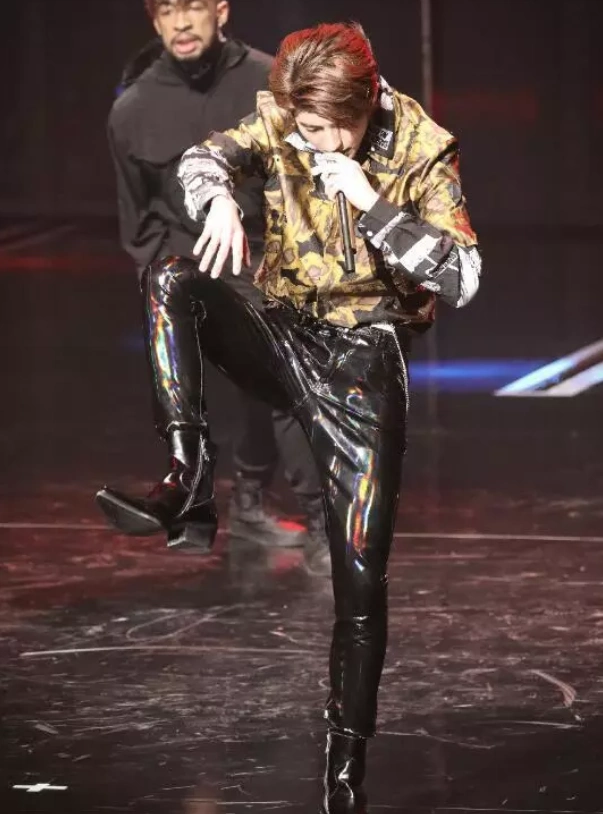 有一种"皮裤"叫蔡徐坤,专穿小两码?看到照片后网友:心动不止