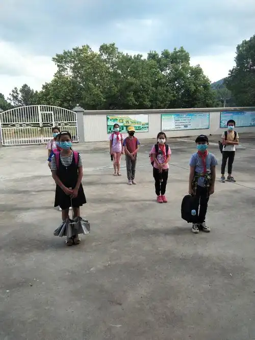 放学后,学生们自觉排队回家.