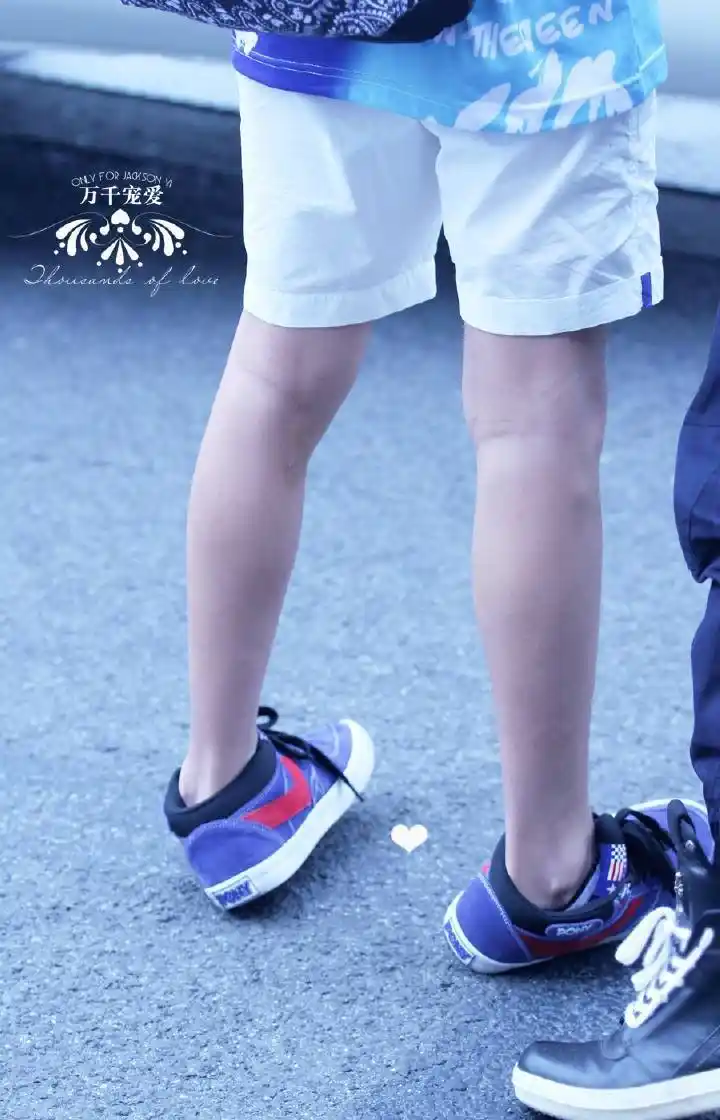 tfboys新闻200202发现易烊千玺站姿小秘密崴脚站的小脚好可爱