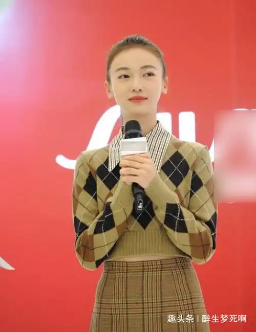 吴谨言伙食很好啊肚子上都有赘肉了穿露脐装真是尴尬