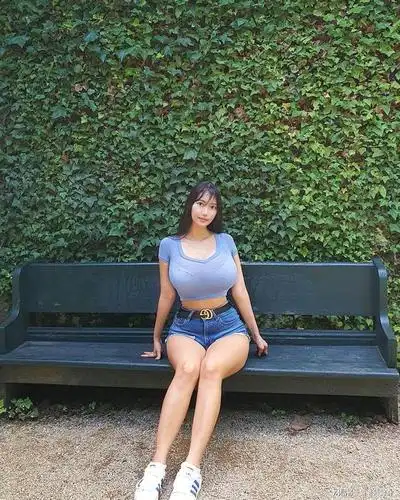 g罩杯韩国健身女神纤腰翘臀性感撩人葫芦型身材惊翻网友