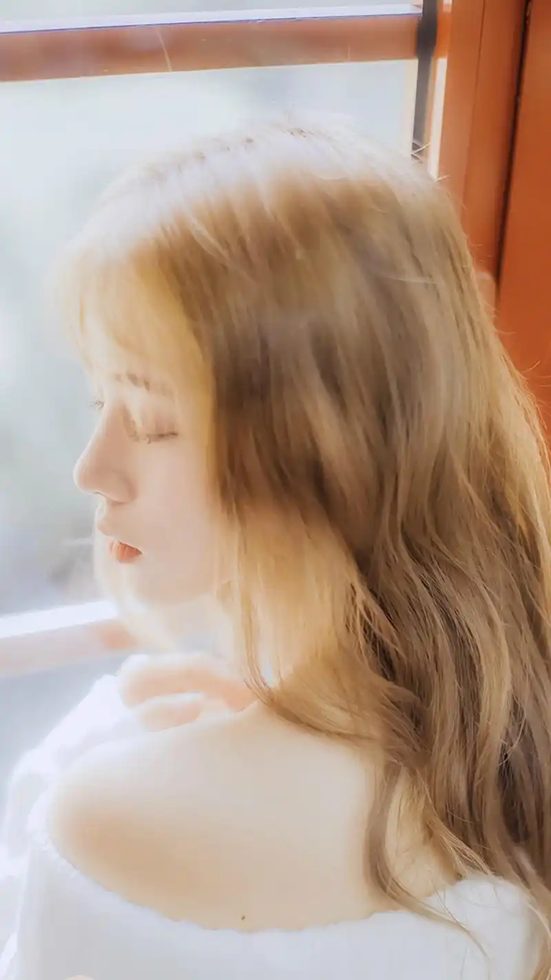 性感迷人卷发美女写真图片手机壁纸