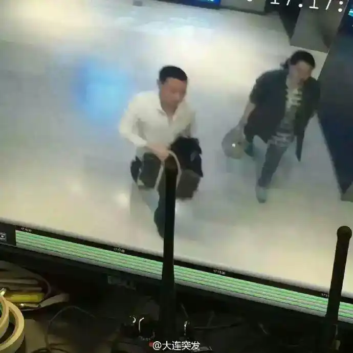 大连身边事#【柏威年地下停车场 车主被砸窗盗物】网友爆料,昨天吃谮