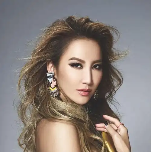 华语实力派女歌手李玟因抑郁症去世,年仅48岁.