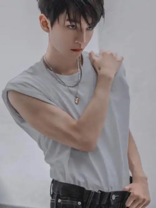 贼霸气眼神鲨08王俊凯手臂肌肉