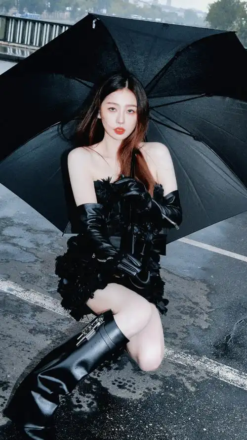 虞书欣立体花朵黑裙造型