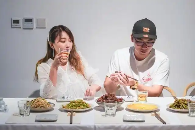 当然,吃饭也可以拍照片,因为屋里的光线很温馨,情侣喂个菜都要拍照,咦