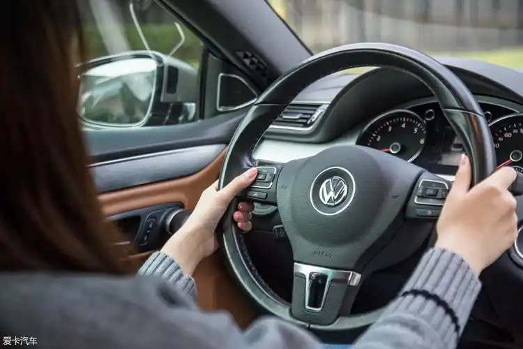 此外集成的多功能按键,让她在手不用离开方向盘的情况下即可操作大量