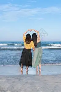 集美古庙海边的少女闺蜜比心背景