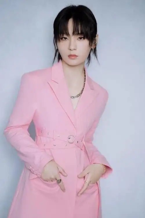 周笔畅解锁粉色系,一套粉色西服裙配黑色长靴,混搭风格吗?|西装|裙子|