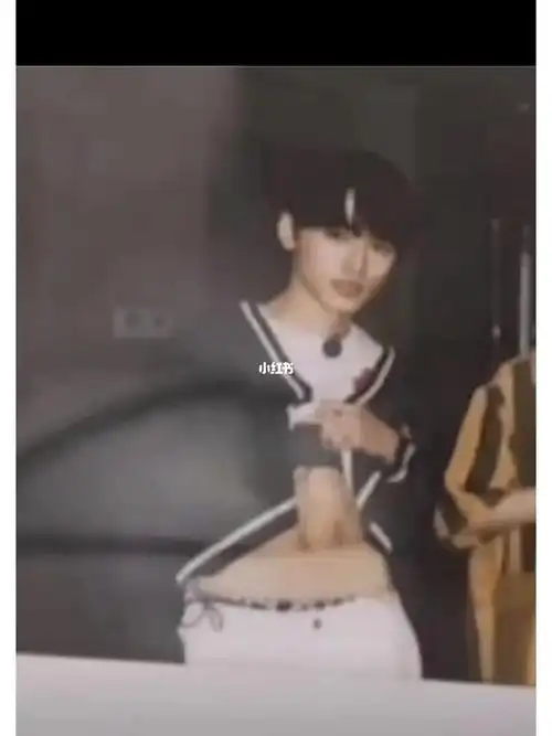 tnt时代少年团  #时代少年团宋亚轩  #宋亚轩  #撩起衣服就是腹肌