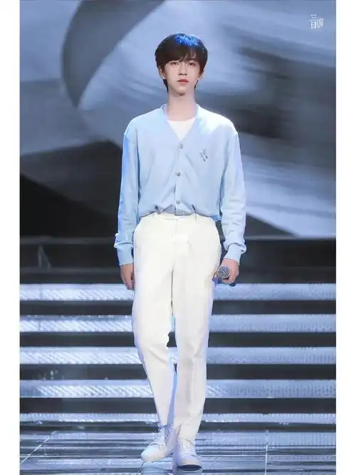 时代少年团贺峻霖  #贺峻霖 #月光少年贺峻霖 "完成自己的梦想其示屯