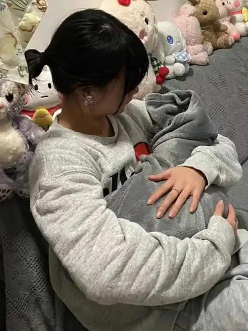 大家看看我家孩儿发育是不是有啥问题