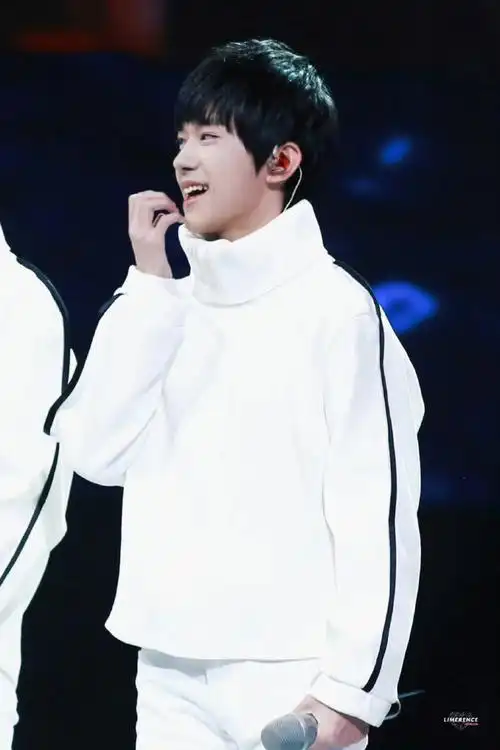 易烊千玺压腿旧照