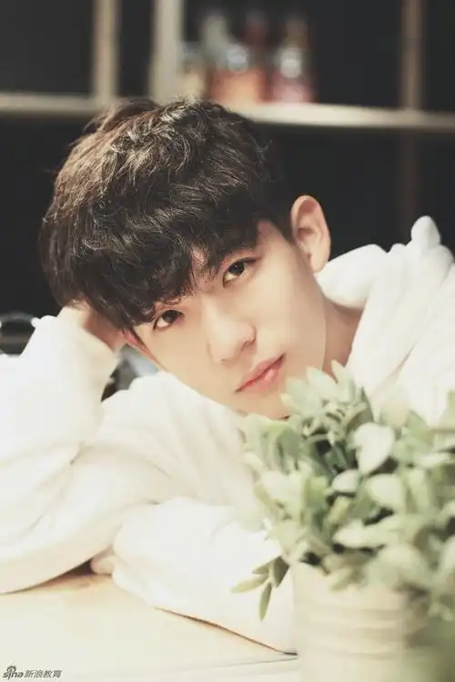 中传校草王安宇晒写真 网友直呼国民初恋