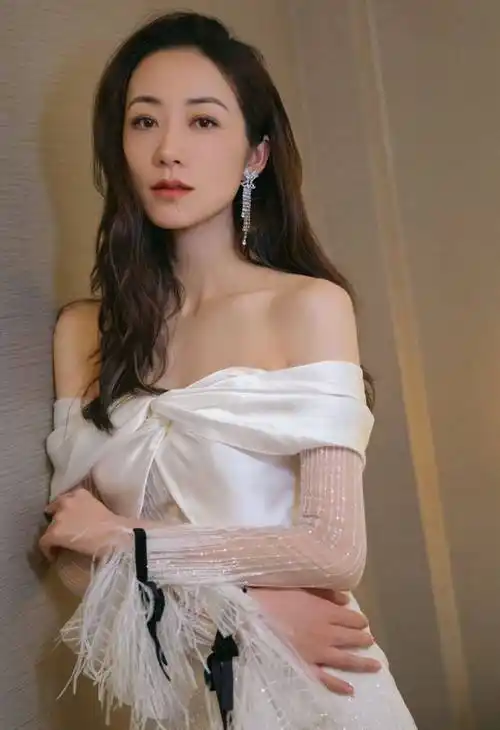 韩雪一身露肩白衣高冷气质写真_美得_网友