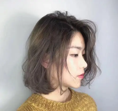 空气烫发适合喜欢追逐潮流的妹子,还可以减少发量少带来